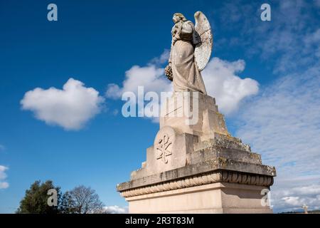 Geflügelter Engel auf Beerdigungsedikel, Friedhof Llucmajor, Mallorca, Balearen, Spanien. Stockfoto