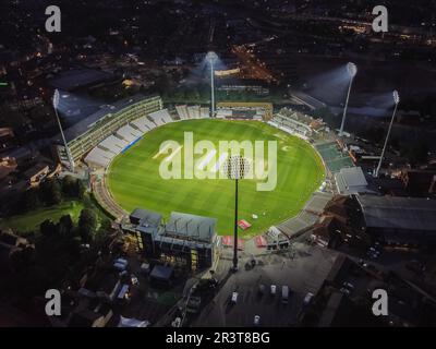 Taunton, Somerset, Großbritannien. 24. Mai 2023 Wetter in Großbritannien. Der Himmel leuchtet orange über dem beleuchteten Cooper Associates County Ground bei Sonnenuntergang am Ende eines heißen, sonnigen Tages nach dem Cricket-Spiel T20 zwischen Somerset und Hampshire. Bildnachweis: Graham Hunt/Alamy Live News Stockfoto