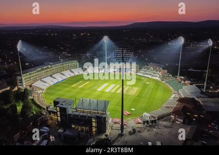 Taunton, Somerset, Großbritannien. 24. Mai 2023 Wetter in Großbritannien. Der Himmel leuchtet orange über dem beleuchteten Cooper Associates County Ground bei Sonnenuntergang am Ende eines heißen, sonnigen Tages nach dem Cricket-Spiel T20 zwischen Somerset und Hampshire. Bildnachweis: Graham Hunt/Alamy Live News Stockfoto