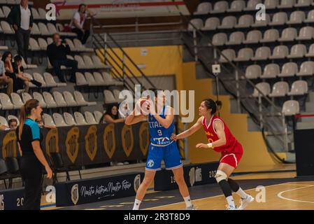 Vigo, Spanien. 24. Mai 2023. Der Spieler Zandalasini der italienischen Mannschaft verteidigt den Besitz während eines Angriffs. Kredit: xan gasalla / Alamy Live News Stockfoto