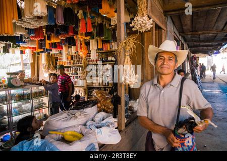 Tienda de Velas y Ofrendas, Lancetillo, La Parroquia, Zona Reyna, Quiche, Guatemala, Mittelamerika. Stockfoto