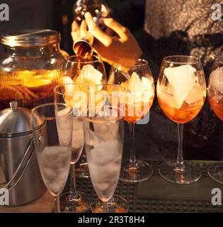 Barkeeper serviert aperol Spritz Cocktail in der Sommerbar im Freien Stockfoto