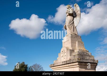 Geflügelter Engel auf Beerdigungsedikel, Friedhof Llucmajor, Mallorca, Balearen, Spanien. Stockfoto