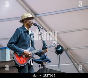 NEW ORLEANS, LA, USA - 6. MAI 2023: KEB' Mo' (Kevin Moore) tritt beim New Orleans Jazz and Heritage Festival im Blues Tent auf Stockfoto