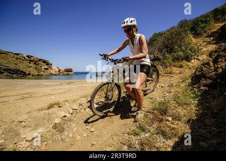 Ciclistas, Cala En Calderer, Ciutadella, Menorca, Balearen, Spanien, Europa. Stockfoto