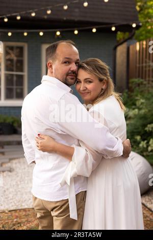 Mittelalterliches Hochzeitspaar, das romantische Momente draußen in einem Sommergarten genießt Stockfoto