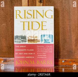 NEW ORLEANS, LA, USA - 24. MAI 2023: Titelseite des Buches „Rising Tide“ von John Barry Stockfoto