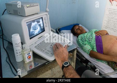 Examen por Ultrasonidos, Centro de Salud, Lancetillo (La Parroquia), Municipio de Uspantán, Quiche, Sierra de Chamá, Guatemala, Mittelamerika. Stockfoto