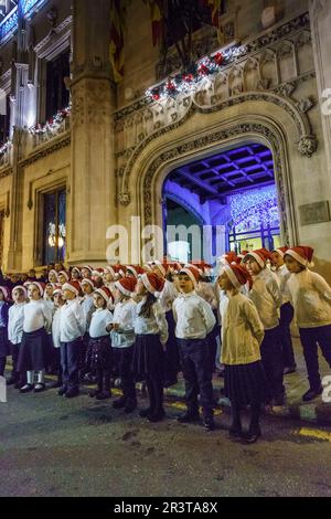 Canto de Villancicos por el Coro infantil del Teatre Principal de Palma, Palau Reial, Edificio neogotico Del Siglo XIX, Sede del Consell Insular de Mallorca - consejo Insular de Mallorca, Palma, Mallorca, Balearen, Spanien. Stockfoto