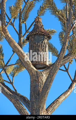 Skulptur eines Bienenstocks wilder Bienen aus Metall. Natürliche Skulptur in Sosnitsa. Bienenstock in Form von Stockfoto