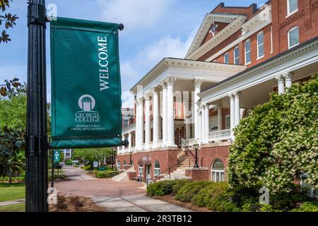 Begrüßungsbanner am Georgia College in der Nähe des Atkinson Building auf dem Campus des Georgia College und der State University in Milledgeville, Georgia. (USA) Stockfoto