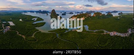 Panoramablick auf Sametnangshe, Blick auf die Berge in der Bucht von Phangnga mit Mangrovenwald und Andamanensee Stockfoto