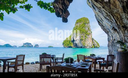 Railay Beach Krabi Thailand, der tropische Strand von Railay Krabi Thailand an einem sonnigen Tag Stockfoto