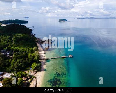 Luftaufnahme von der Drohne an einem tropischen Strand in Puket Thailand Stockfoto
