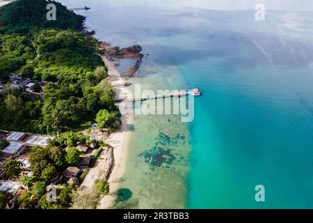 Luftaufnahme von der Drohne an einem tropischen Strand in Puket Thailand Stockfoto