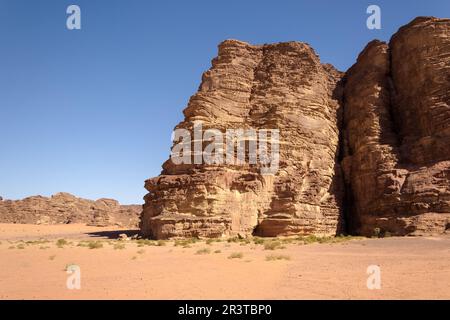 Wadi Rum (Tal des Mondes) in Südjordanien ist ein UNESCO-Weltkulturerbe, bekannt für seine roten Sanddünen und atemberaubenden Felsformationen Stockfoto