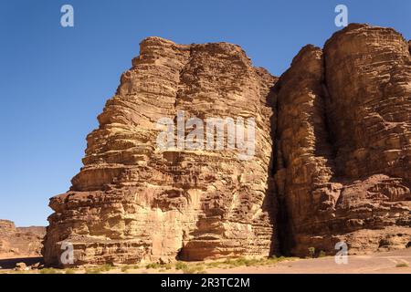 Wadi Rum (Tal des Mondes) in Südjordanien ist ein UNESCO-Weltkulturerbe, bekannt für seine roten Sanddünen und atemberaubenden Felsformationen Stockfoto