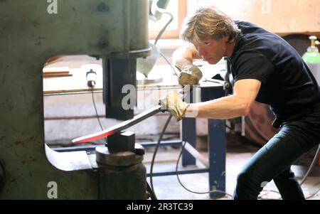 Alt Karin, Deutschland. 24. Mai 2023. Michael Hitschold arbeitet an einer Stahlskulptur in seiner Schmiede in einem ehemaligen Pfarrhof. Er nimmt ab dem 27-29. Mai 2023 an der „Kunst Offen“-Kampagne Teil. Mehr als 900 Künstler an mehr als 500 Standorten werden heute ihre Studios, Workshops und Galerien in Mecklenburg-Vorpommern eröffnen. Kredit: Bernd Wüstneck/dpa/Alamy Live News Stockfoto