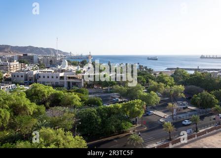 Sonniger Nachmittag am Strand von Aqaba, Jordaniens Tor zum Roten Meer. Akaba ist bekannt für seine atemberaubende Küste und das kristallklare Wasser Stockfoto