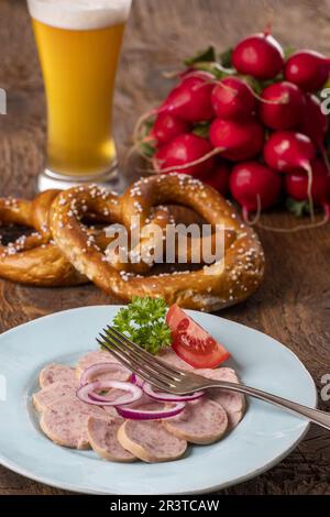Bayerischer Wurstsalat auf dunklem Holz Stockfoto