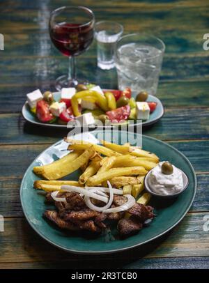 Griechische Gyros mit pommes und tzaziki Stockfoto