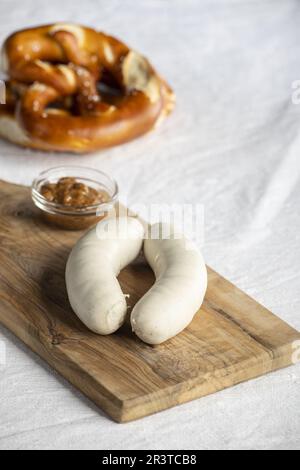 Bayerische Weißwürste mit Brezel Stockfoto