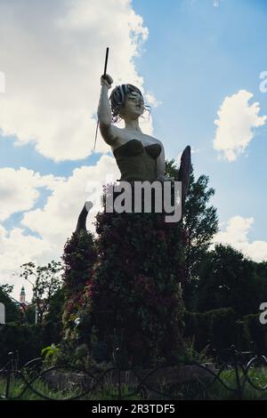 Die Statue der Meerjungfrau von Warschau, die polnische Syrenka Warzawska, das Symbol Warschaus auf dem Marktplatz der Altstadt. Reiseattraktion Touristenziel Stockfoto