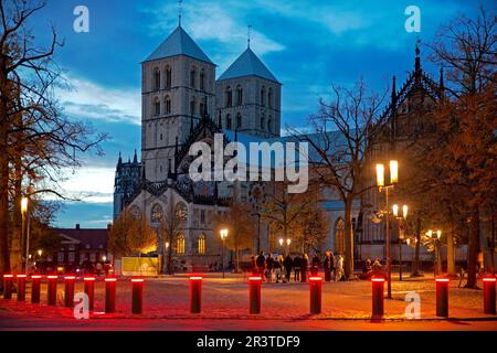 Leuchtende rote Poller als Barriere zum Parken mit St. Paul's Cathedral, Münster, Deutschland, Europa Stockfoto