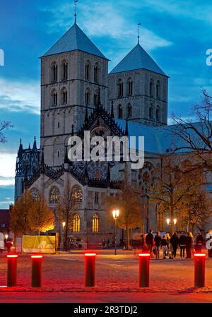 Leuchtende rote Poller als Barriere zum Parken mit St. Paul's Cathedral, Münster, Deutschland, Europa Stockfoto