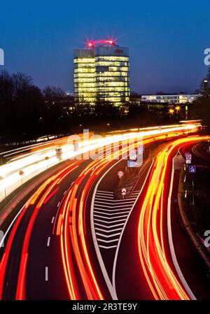 Highway A 52 und die Firmenzentrale E.ON SE am Abend in Essen, Deutschland, Europa Stockfoto