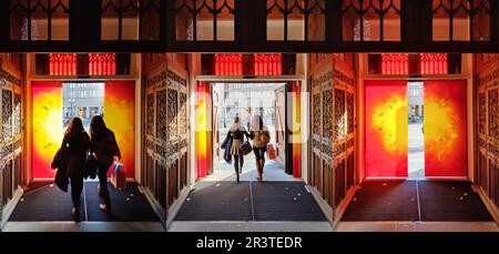 Ein Glaskunstwerk für die Sankt-Lamberti-Kirche in Münster mit dem Titel zum Licht von Rene Blaettermann Stockfoto