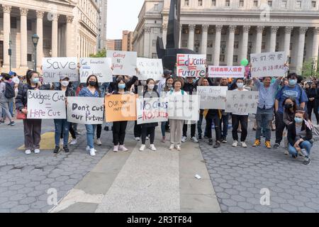 New York, Usa. 24. Mai 2023. NEW YORK, NEW YORK - MAI 24: Demonstranten der Brooklyn Chinese-American Association nehmen an einer Kundgebung und einem marsch Teil, um gegen die Budgetkürzungen von Bürgermeister Eric Adam am Foley Square am 24. Mai 2023 in New York City zu protestieren. Demonstranten, die mehrere Gruppen und Organisationen vertreten, versammeln sich im Foley Square Park zu einer Rallye und marschieren zum City Hall Park, um gegen die Budgetkürzungen von Bürgermeister Eric Adam zu protestieren. Zwei Demonstranten wurden von Beamten des New York City Police Department (NYPD) verhaftet. Kredit: Ron Adar/Alamy Live News Stockfoto