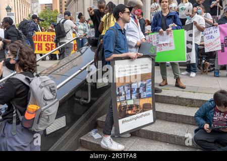 New York, Usa. 24. Mai 2023. NEW YORK, NEW YORK - MAI 24: Der Demonstrante hält ein Schild, das die Polizeiüberwachung bei einer Kundgebung und einem marsch aufruft, um gegen die Budgetkürzungen des Bürgermeisters Eric Adam am Foley Square am 24. Mai 2023 in New York City zu protestieren. Demonstranten, die mehrere Gruppen und Organisationen vertreten, versammeln sich im Foley Square Park zu einer Rallye und marschieren zum City Hall Park, um gegen die Budgetkürzungen von Bürgermeister Eric Adam zu protestieren. Zwei Demonstranten wurden von Beamten des New York City Police Department (NYPD) verhaftet. Kredit: Ron Adar/Alamy Live News Stockfoto