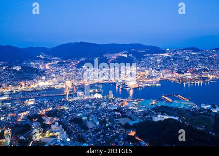 Die Skyline von Nagasaki über der Bucht bei Nacht. Stockfoto