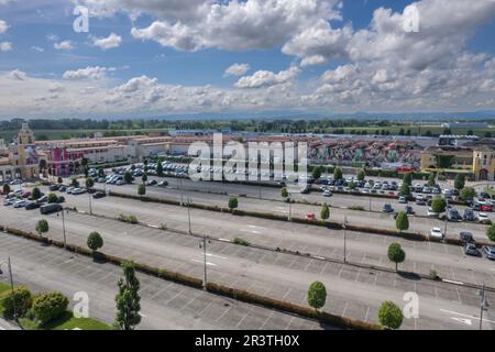 Fidenza, Italien - 20. Mai 2023 Fidenza Village Outlet Luxuszentrum in der Nähe von Mailand mit mehr als 120 Modegeschäften. Stockfoto