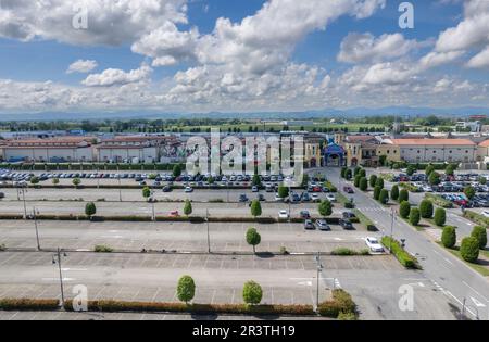 Fidenza, Italien - 20. Mai 2023 Fidenza Village Outlet Luxuszentrum in der Nähe von Mailand mit mehr als 120 Modegeschäften. Stockfoto