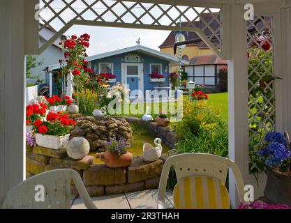 Gartenteich im Gartenhaus, wunderschöne Gartenanlage Stockfoto