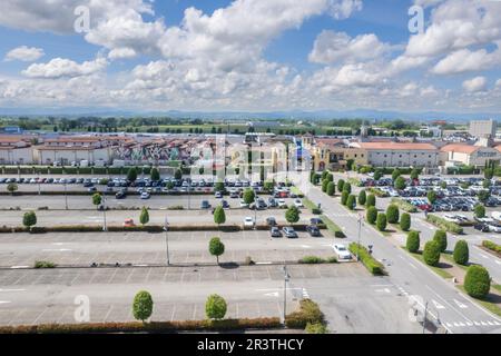 Fidenza, Italien - 20. Mai 2023 Fidenza Village Outlet Luxuszentrum in der Nähe von Mailand mit mehr als 120 Modegeschäften. Stockfoto