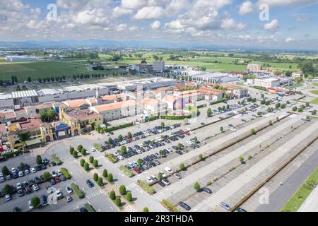 Fidenza, Italien - 20. Mai 2023 Fidenza Village Outlet Luxuszentrum in der Nähe von Mailand mit mehr als 120 Modegeschäften. Stockfoto