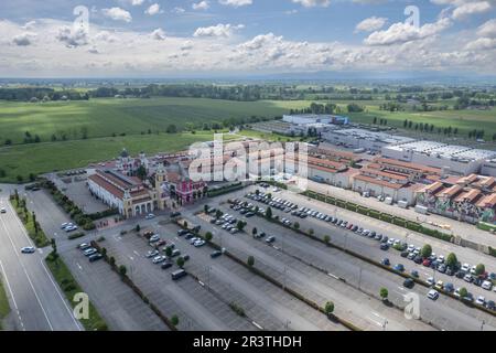 Fidenza, Italien - 20. Mai 2023 Fidenza Village Outlet Luxuszentrum in der Nähe von Mailand mit mehr als 120 Modegeschäften. Stockfoto