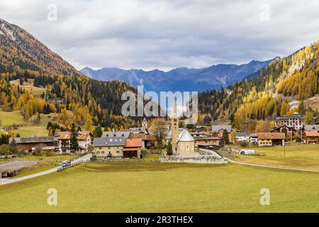 Bergun / Bravuogn - eine Kommune aus Schweizer grison mit der Dorfkirche und dem Square Tower, auch als römischer Turm im Herbst bekannt Stockfoto