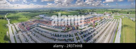 Fidenza, Italien - 20. Mai 2023 Fidenza Village Outlet Luxuszentrum in der Nähe von Mailand mit mehr als 120 Modegeschäften. Stockfoto