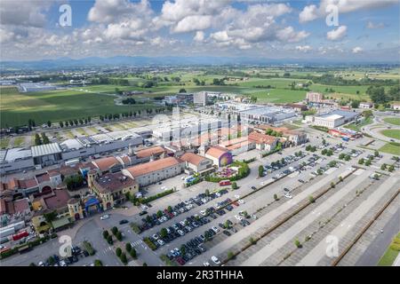 Fidenza, Italien - 20. Mai 2023 Fidenza Village Outlet Luxuszentrum in der Nähe von Mailand mit mehr als 120 Modegeschäften. Stockfoto