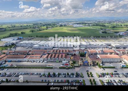 Fidenza, Italien - 20. Mai 2023 Fidenza Village Outlet Luxuszentrum in der Nähe von Mailand mit mehr als 120 Modegeschäften. Stockfoto