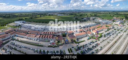 Fidenza, Italien - 20. Mai 2023 Fidenza Village Outlet Luxuszentrum in der Nähe von Mailand mit mehr als 120 Modegeschäften. Stockfoto