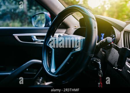 Nahaufnahme des Lenkrads eines modernen Autos. Ansicht des Lenkrads eines modernen Fahrzeugs Stockfoto