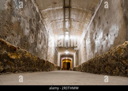 Almeria, Spanien, 29. Dezember 2022: Unterkünfte aus dem Bürgerkrieg, Tunnel, die während des spanischen Bürgerkriegs genutzt wurden, wo die lokale Bevölkerung Schutz vor nu suchte Stockfoto