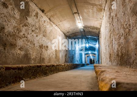 Almeria, Spanien, 29. Dezember 2022: Unterkünfte aus dem Bürgerkrieg, Tunnel, die während des Spanischen Bürgerkriegs genutzt wurden und vor denen die örtliche Bevölkerung Schutz suchte Stockfoto