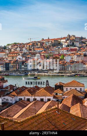 Fantastischer Panoramablick auf Porto und Gaia mit Fluss Douro, aus der Vogelperspektive, weltweit bekannt für guten Wein, Porto, Portugal Stockfoto