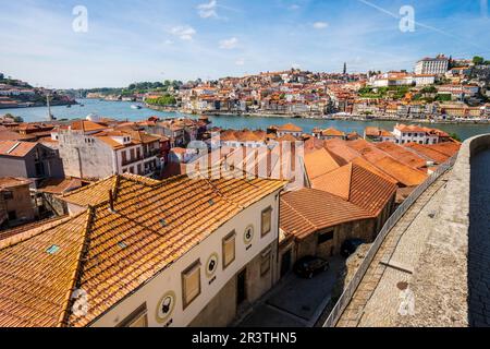 Fantastischer Panoramablick auf Porto und Gaia mit Fluss Douro, aus der Vogelperspektive, weltweit bekannt für guten Wein, Porto, Portugal Stockfoto